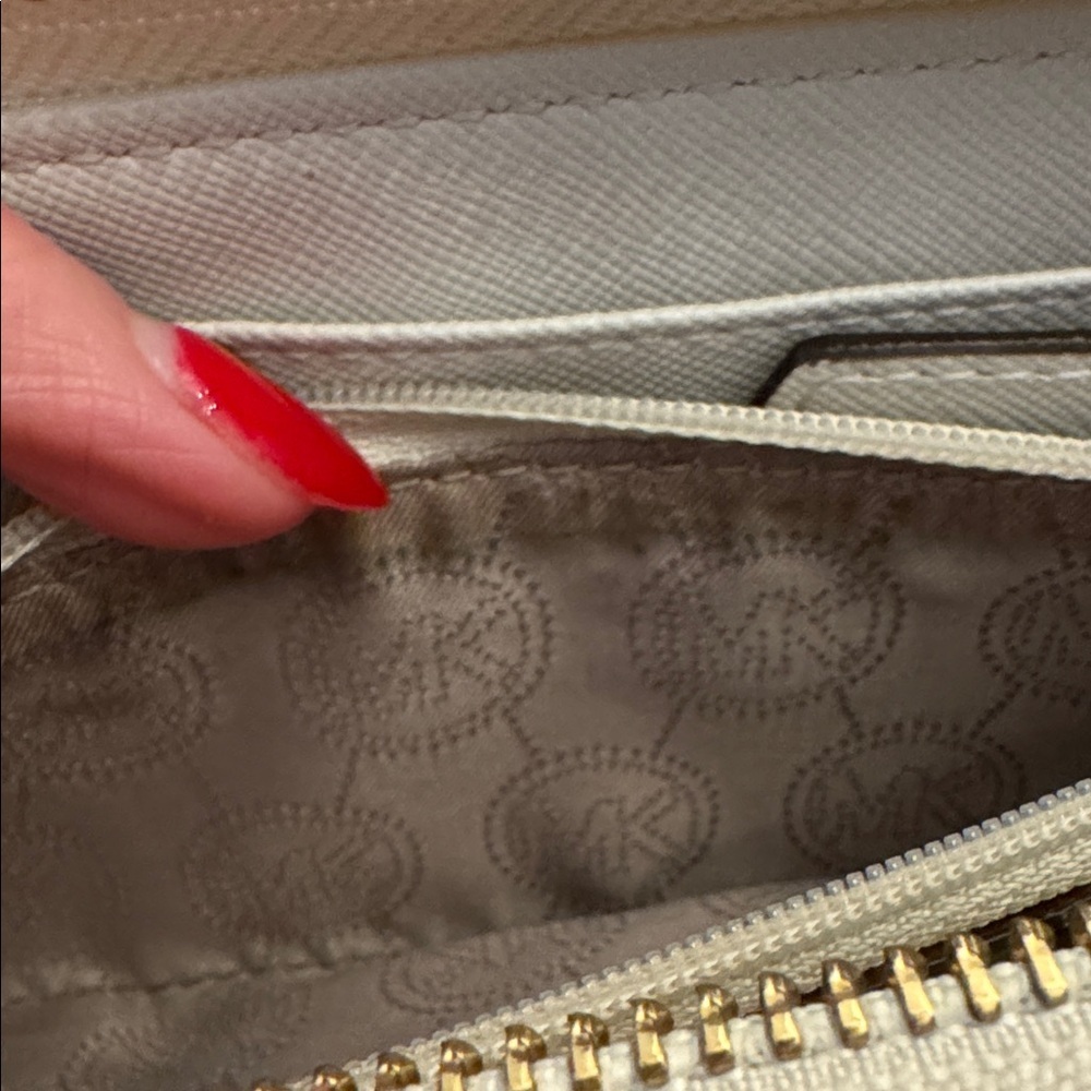 Amazing condition! Michael Kors Logo Wallet/Wristlet - Picture 8 of 13
